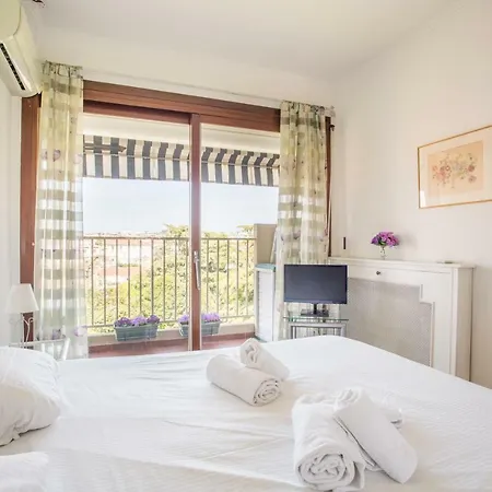Large One Bdrm Flat A/c With Fabulous Terrace Roof By Weekome Apartment