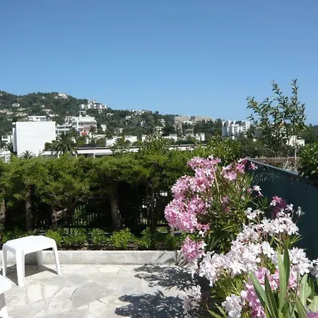 Large One Bdrm Flat A/c With Fabulous Terrace Roof By Weekome Apartment